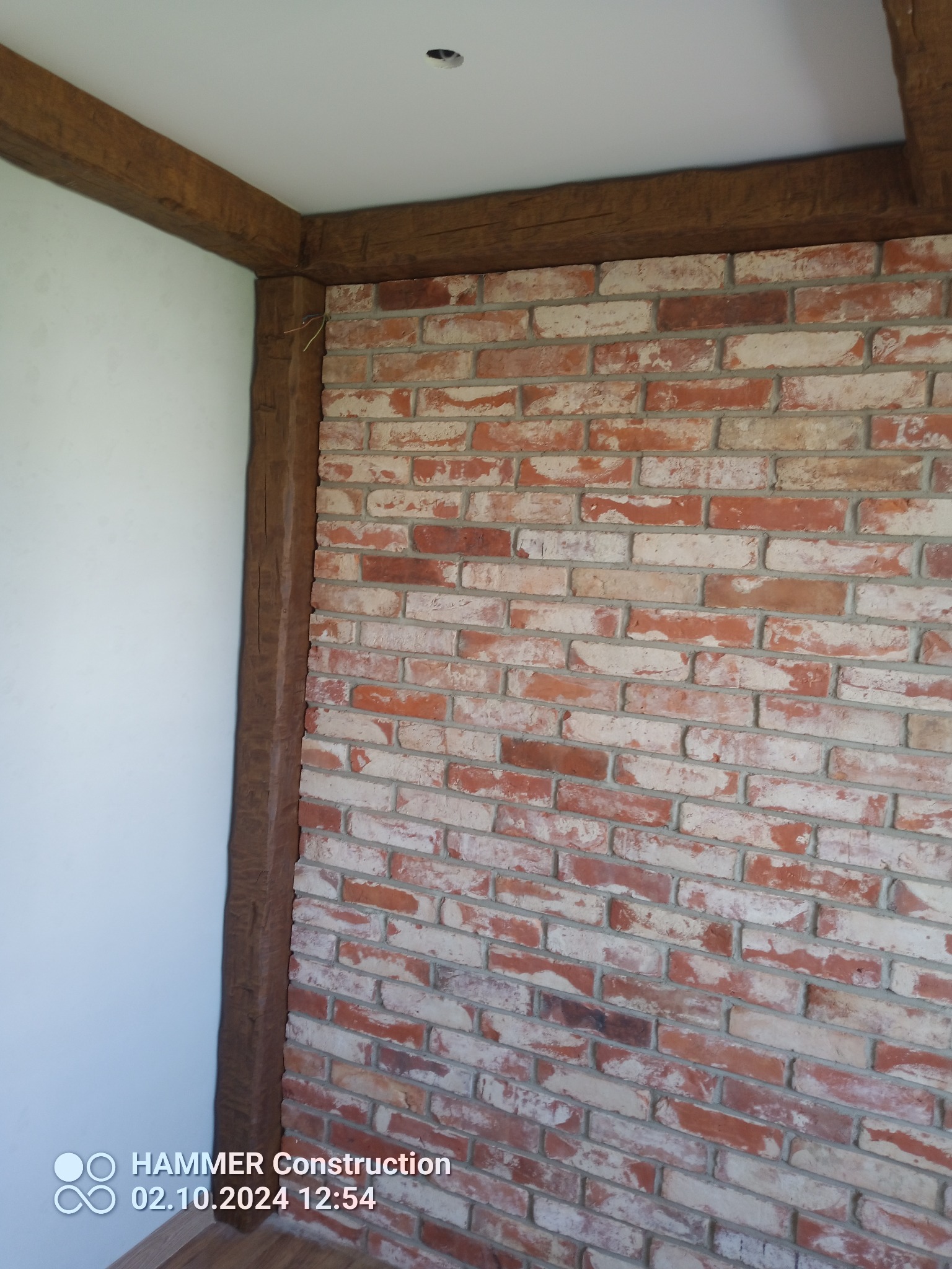 Dekoracyjna ściana z czerwonej cegły z drewnianą ramą, wykończenie wnętrza.