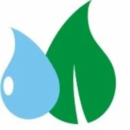 Grafika wektorowa przedstawiająca stylizowaną kroplę wody w kolorze błękitnym oraz zielony liść. Kropla lekko nachodzi na liść, a całość ma symbolizować ekologiczne podejście do gospodarki wodnej.