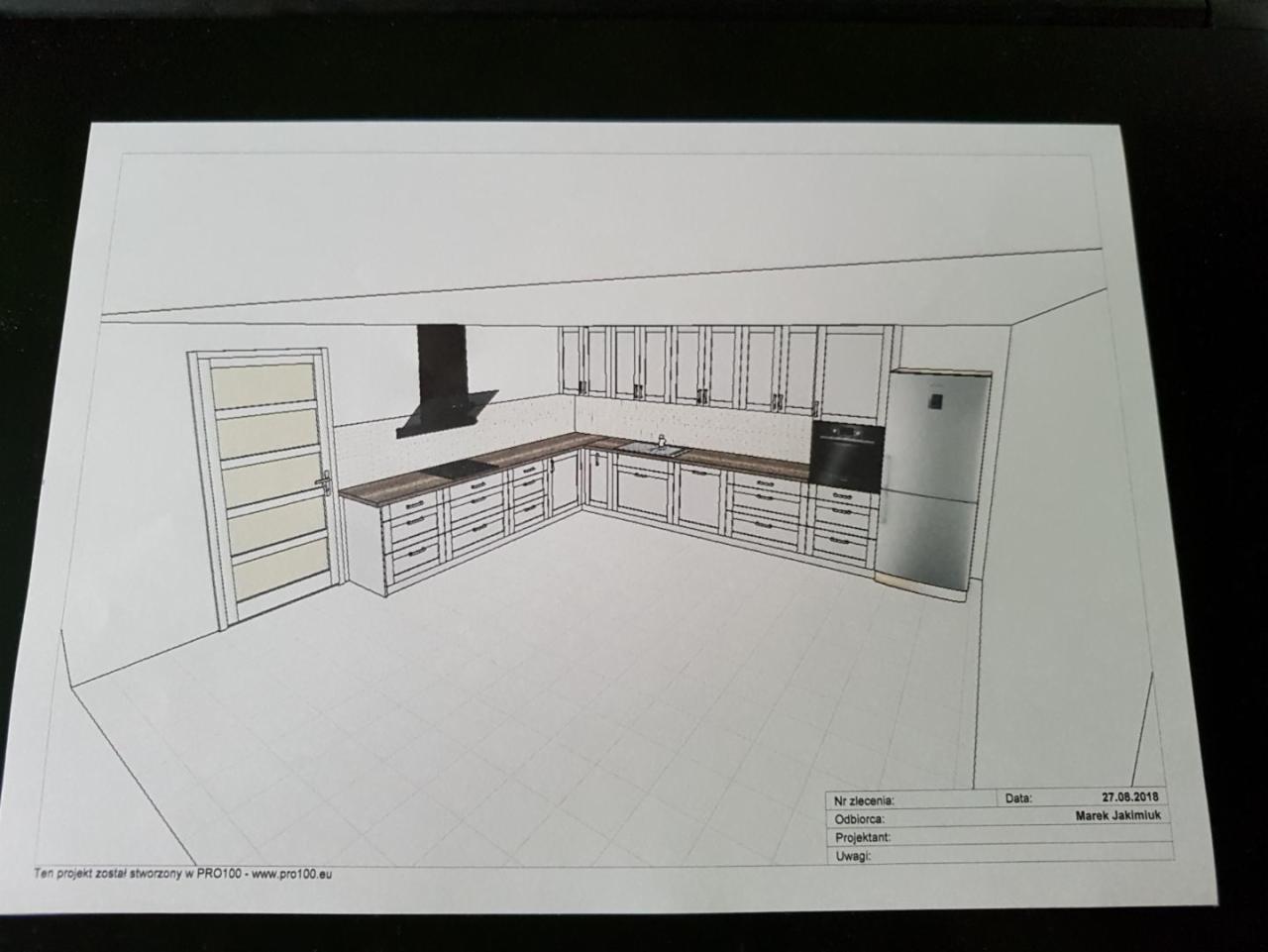 Szkic projektu kuchni z zabudową na wymiar, widok z perspektywy, uwzględniający szafki górne i dolne, lodówkę oraz okap, z informacjami o projektancie i dacie w prawym dolnym rogu.