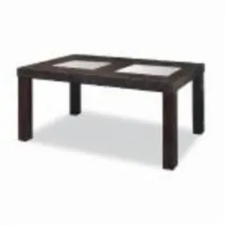 Ciemnobrązowy stół z plecionki rattanowej z dwoma kwadratowymi wstawkami z jasnego kamienia lub płytek, stojący na czterech prostych, ciemnych nogach, rzucający cień na białym tle.