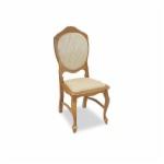 Drewniane krzesło z owalnym oparciem i beżową tapicerką na siedzisku i oparciu, stylizowane na antyczne, na białym tle.