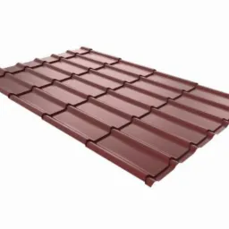 Panel blachodachówki Decorrey w kolorze ceglastej czerwieni, ułożony na białym tle, prezentujący regularny wzór tłoczeń imitujących dachówkę ceramiczną.