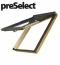 Okno dachowe FAKRO otwarte, widoczne od wewnątrz, z logo preSelect w lewym górnym rogu, na białym tle.