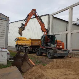 Wykonanie wykopów oraz nasypów wraz z zagęszczeniem przy budowie hali w Ksawerowie