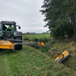 Usługi koszenie rowów i skarp kosiarka bijakowa kosiarka wysięgnikowa