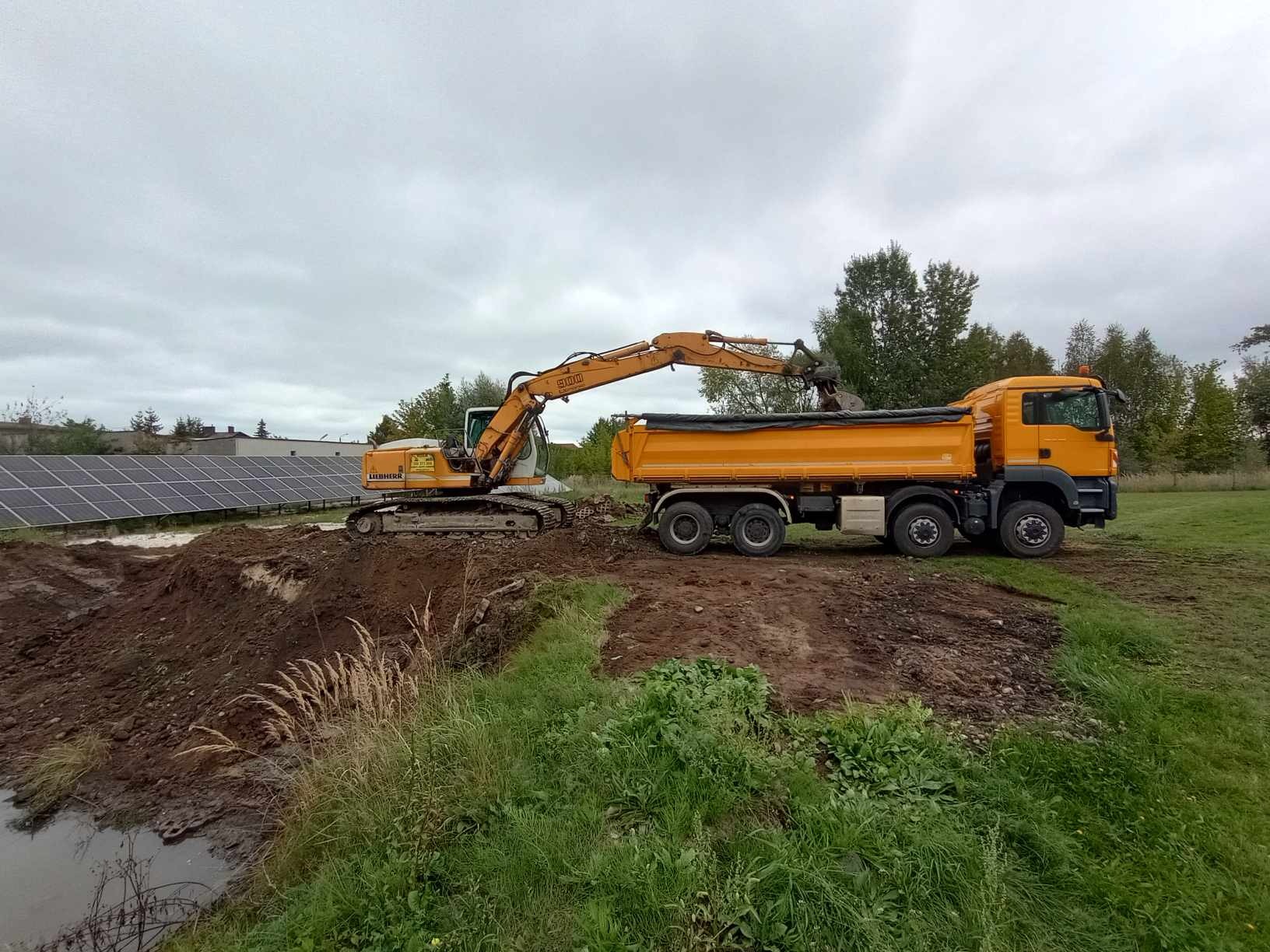 Wykonanie wykopu pod zbiornik odparowujący w Ksawerowie k. Łodzi