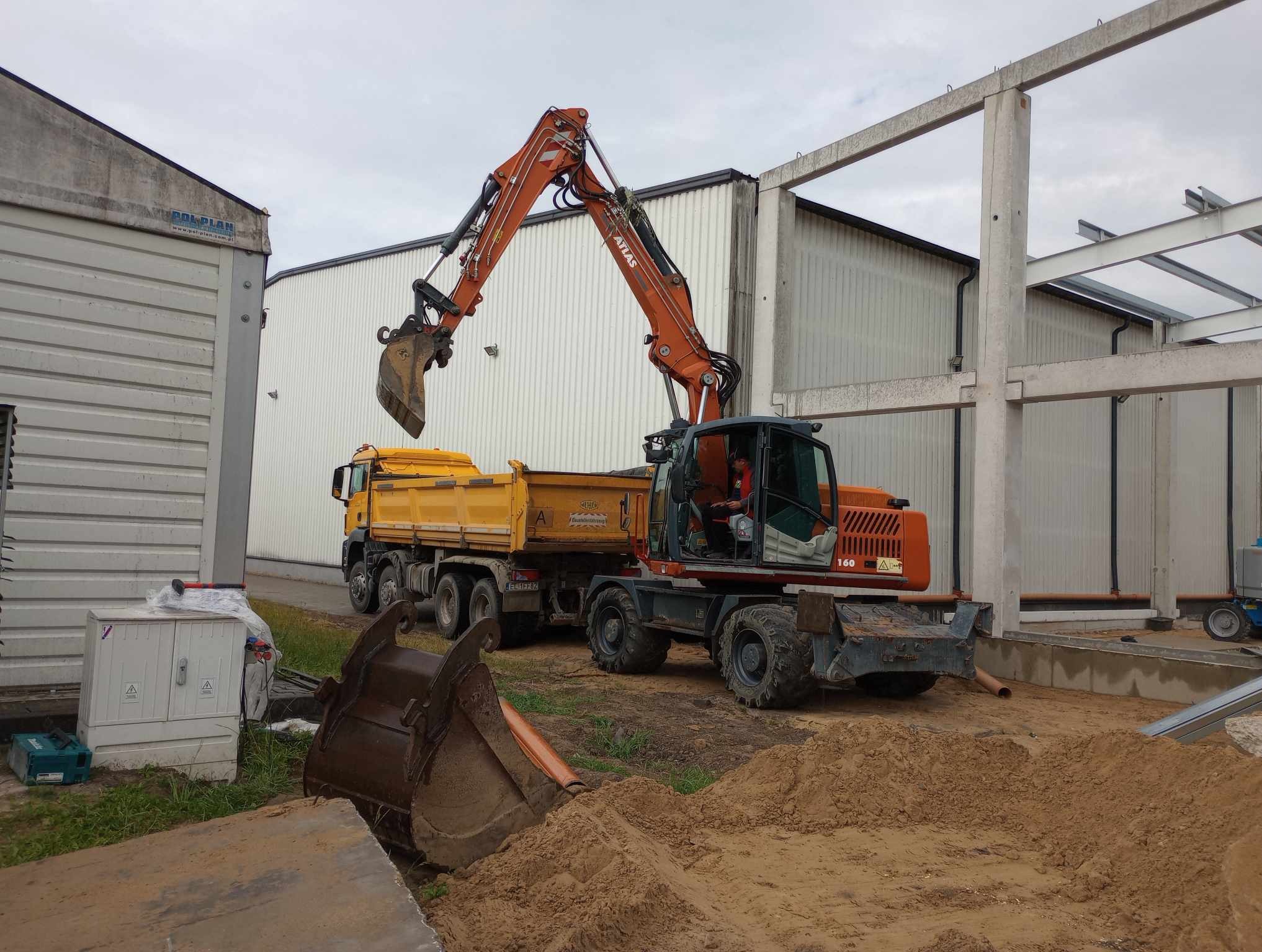 Wykonanie wykopów oraz nasypów wraz z zagęszczeniem przy budowie hali w Ksawerowie