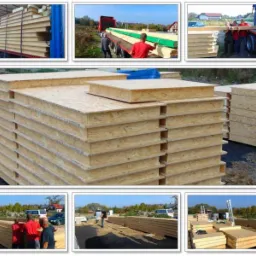 Panele warstwowe OSB czekają na montaż. Widoczne detale konstrukcyjne i warstwy izolacyjne. Przygotowanie do budowy domu.