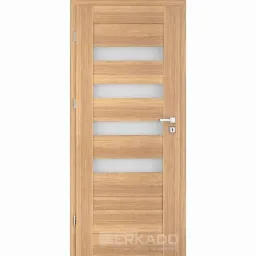 Drewniane drzwi wewnętrzne z czterema poziomymi przeszkleniami z matowego szkła, widoczna klamka i zamek, na dole logo producenta.