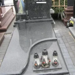 Blaty kuchenne, parapety, schody z granitu. Nagrobki w kilkuset wzorach. Lastryko - płytki, wylewki.