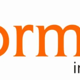 Pomarańczowo-zielone logo firmy Formultus Interior Design, z dwoma kwadratami w lewym górnym rogu i napisem w kolorze pomarańczowym.