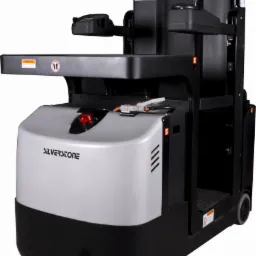 Elektryczny wózek paletowy Silverstone z widocznym panelem sterowania, czerwonym światłem ostrzegawczym i ładowarką podłączoną do gniazda.