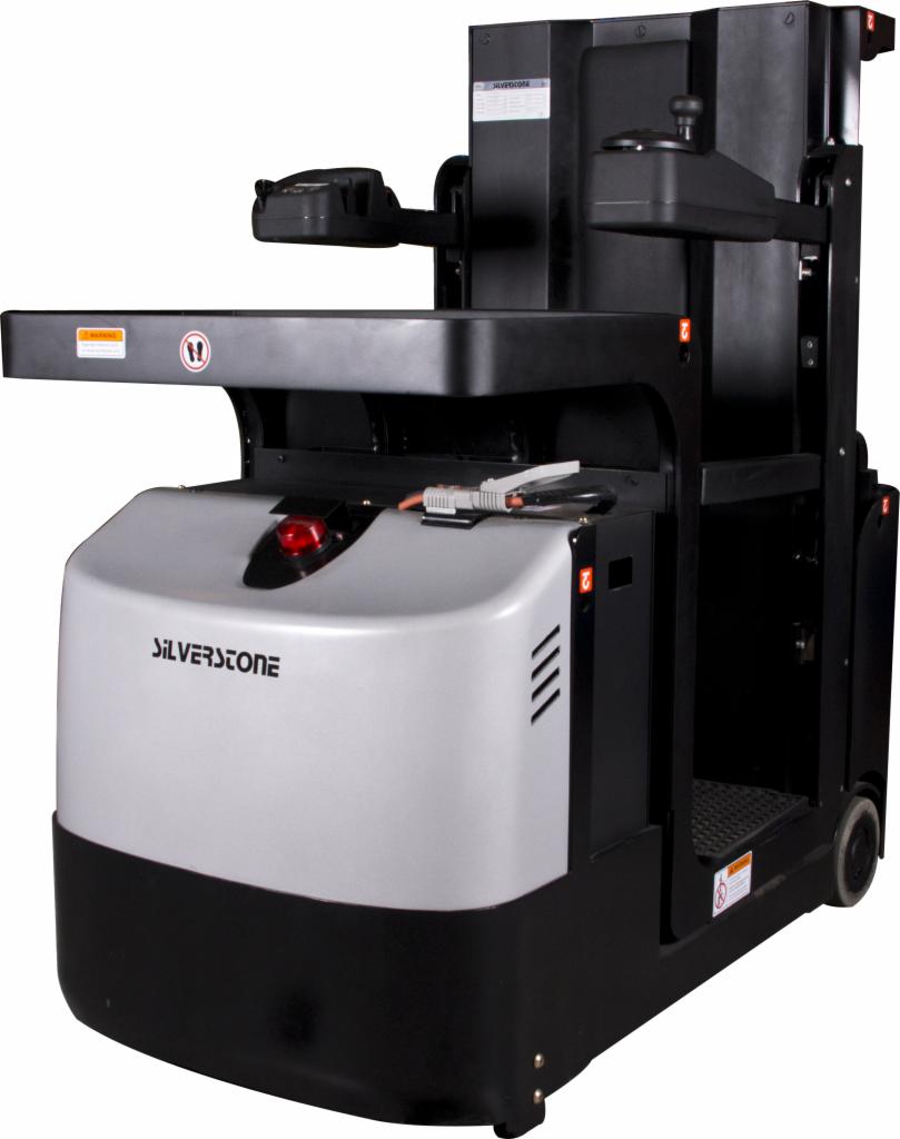 Elektryczny wózek paletowy Silverstone z widocznym panelem sterowania, czerwonym światłem ostrzegawczym i ładowarką podłączoną do gniazda.