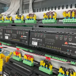 Rozdzielnica inteligentnego domu Ampio z modułami MREL-8s, widoczne okablowanie z oznacznikami, instalacja w szarej szafie sterowniczej.