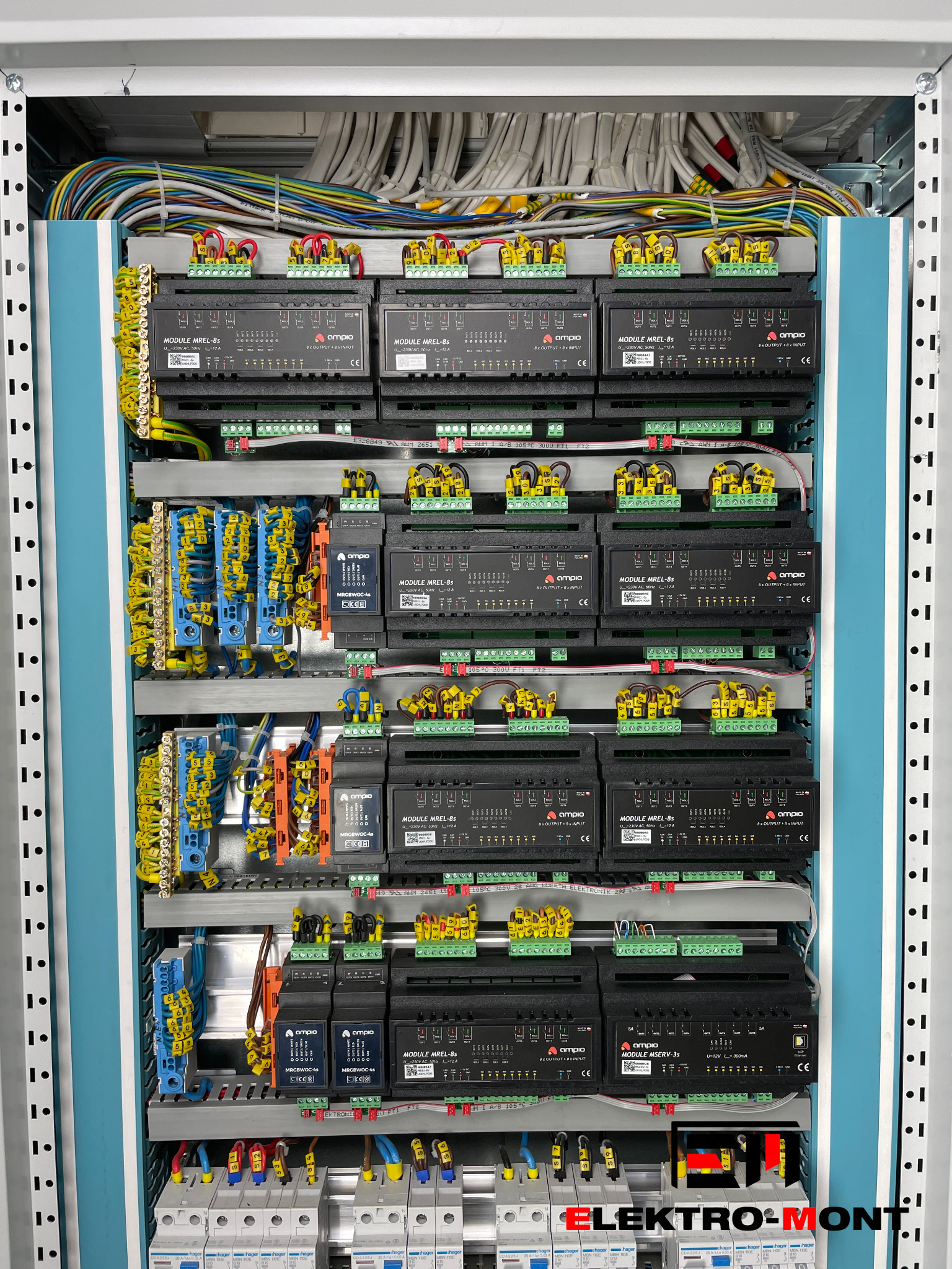 Rozdzielnica elektryczna z modułami Ampio MREL-8S, MRGBWOC-4S i MSERV-35, okablowaniem oznaczonym numerami na końcówkach oraz zabezpieczeniami Hager na dolnej szynie.