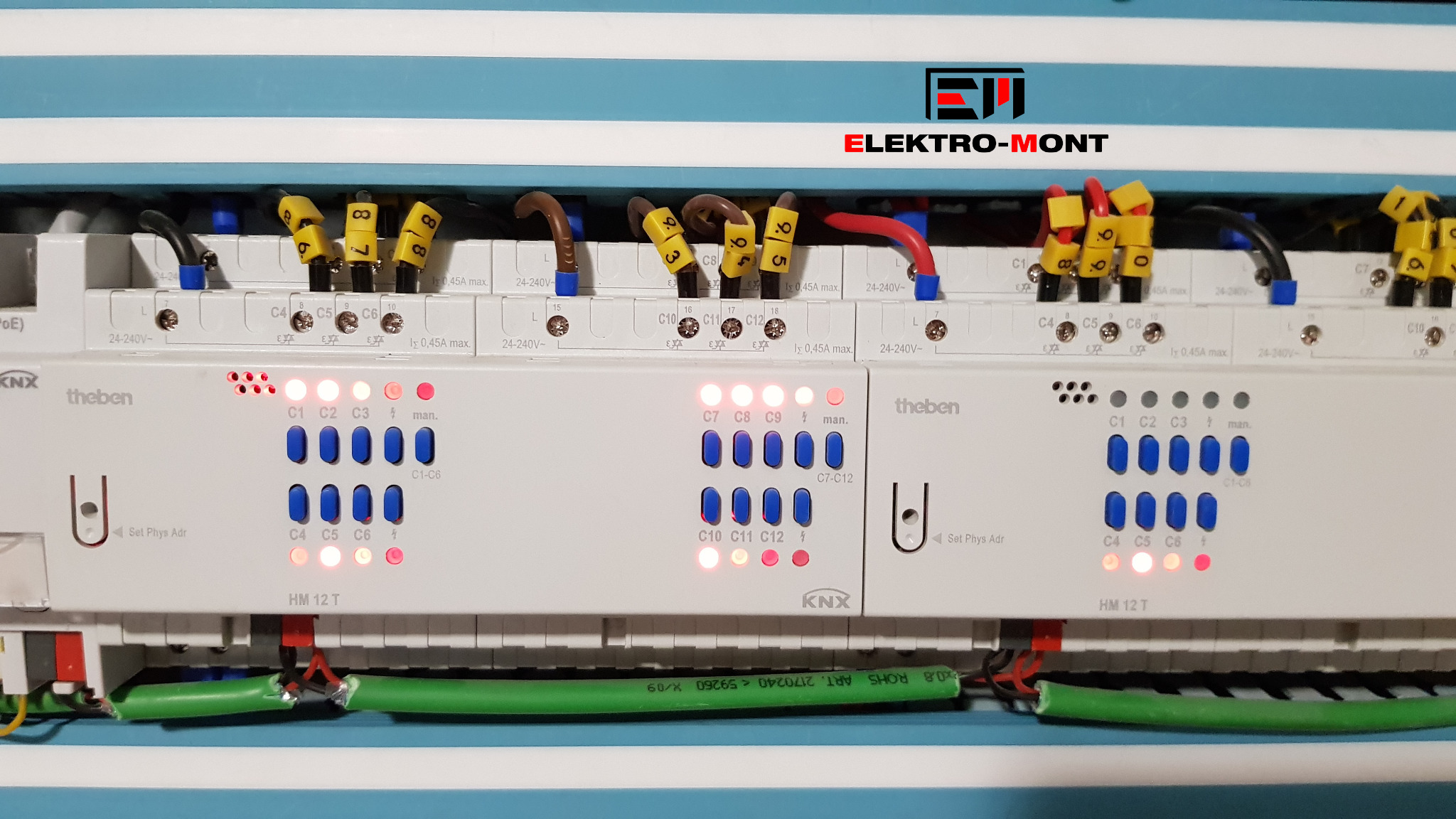 Rozdzielnica elektryczna KNX Theben HM 12 T z podłączonymi przewodami oznaczonymi numerami i świecącymi diodami LED, widok z bliska.