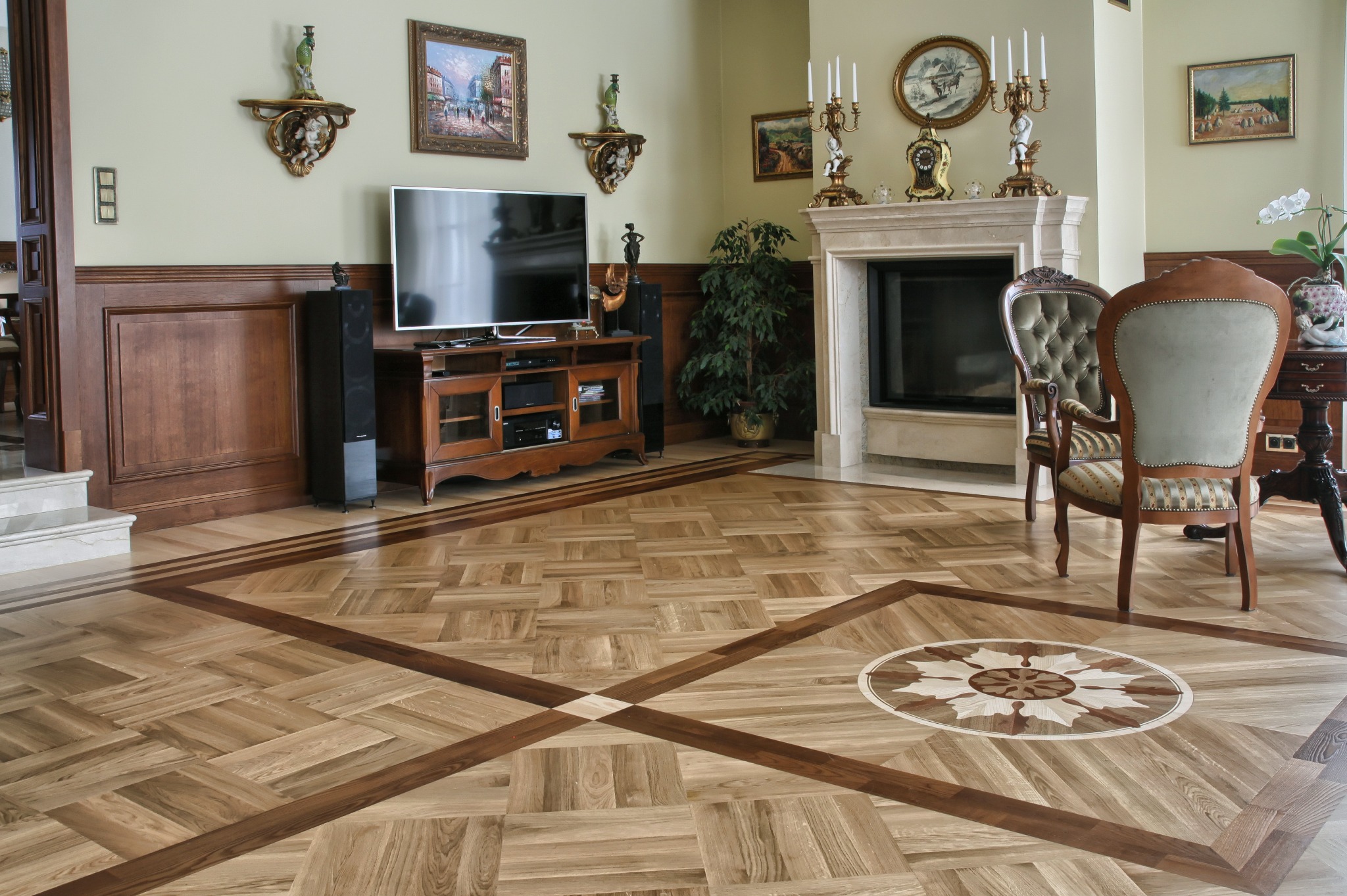 Parkiet w jodełkę z ciemnym obramowaniem i dekoracyjnym okręgiem w centrum, w eleganckim salonie z kominkiem i meblami w stylu vintage.