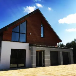 Dwukondygnacyjny dom z drewnianą górną częścią i białym tynkiem na dole, z garażem na dwa samochody i dużym trójkątnym oknem, na tle błękitnego nieba z chmurami.