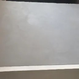 Świeżo położony, gładki tynk maszynowy w odcieniach szarości, widoczny z bliska, z delikatną fakturą i minimalnymi nierównościami.