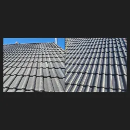 Porównanie: fragment dachu przed (zabrudzony) i po (czysty) myciu. Widoczne szare dachówki karpiówki. W tle fragment niebieskiego nieba i komin.