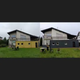 Dom jednorodzinny przed i po malowaniu elewacji. Żółta ściana zamieniona na grafitową. Widok na budynek z ogrodu, meble ogrodowe. Porównanie kolorystyki.