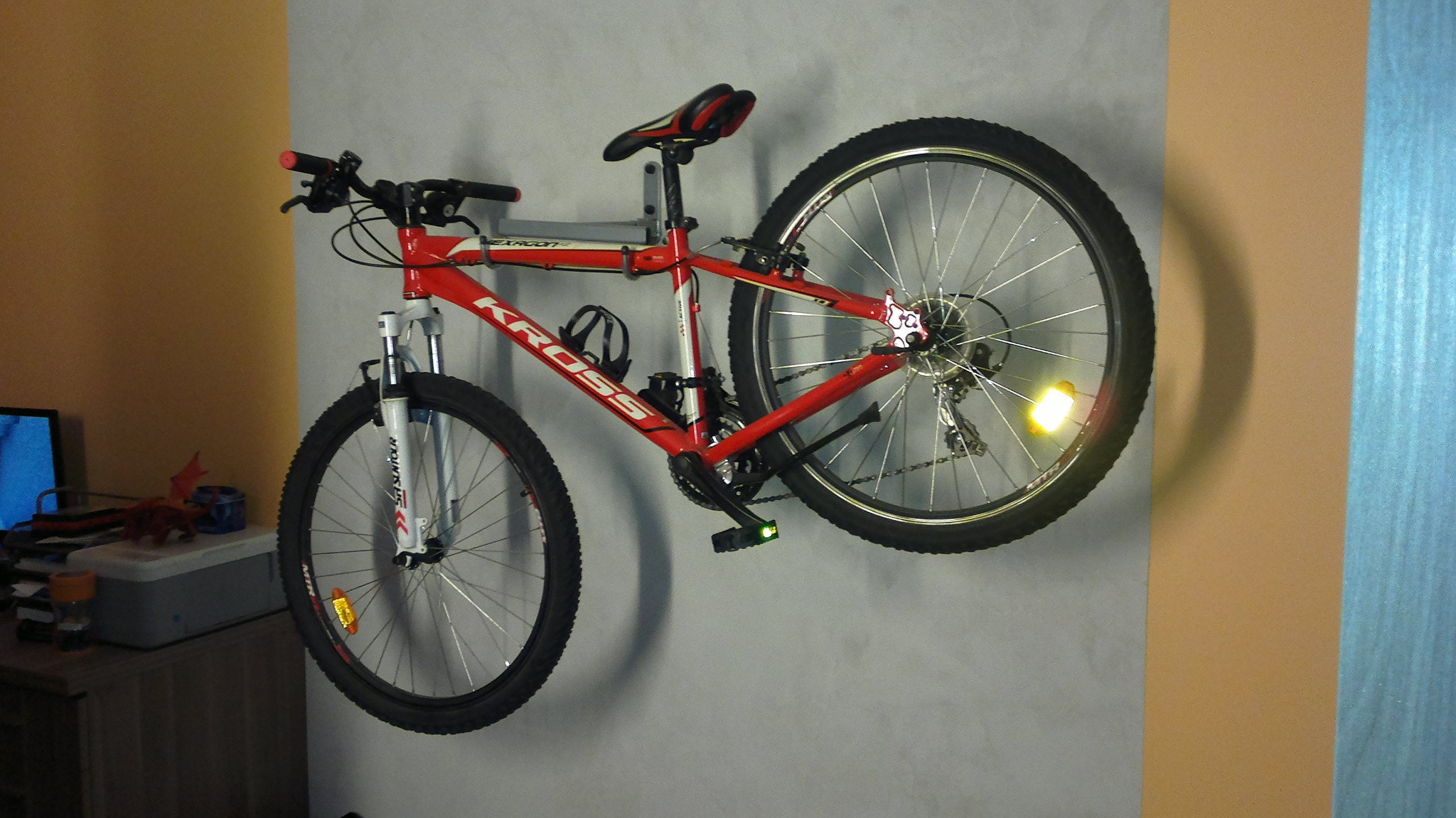 Remont w blokach. Imitacja betonu też łatwa w utrzymaniu czystości i funkcjonalności.