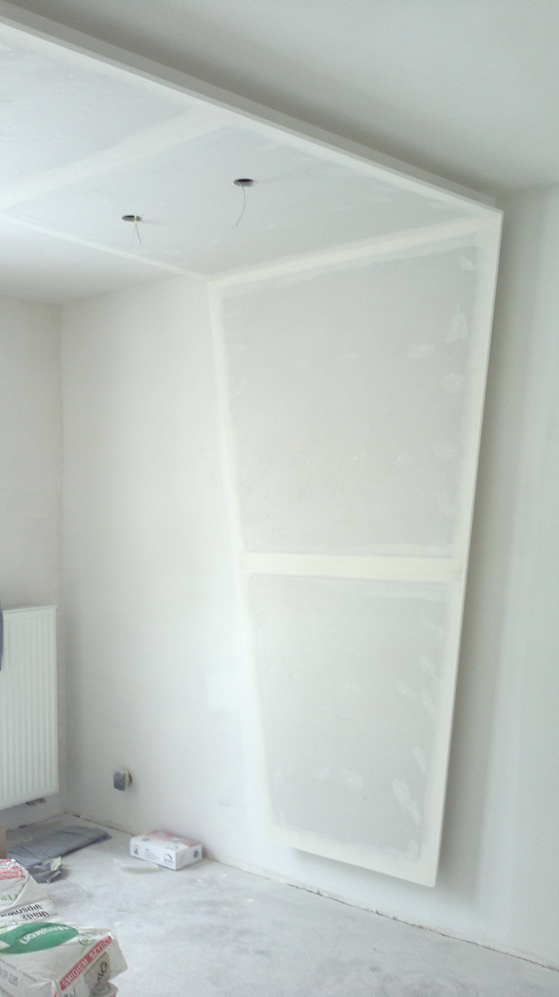 Wykończenie sypialni , surowa zabudowa z oświetleniem.