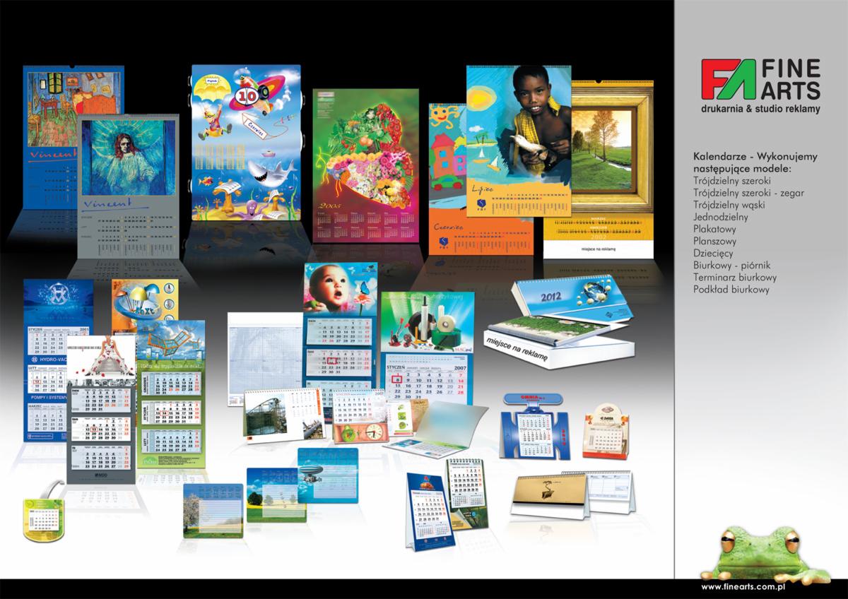 Ekspozycja różnorodnych kalendarzy reklamowych: trójdzielne, biurkowe, planszowe, z motywami dziecięcymi i krajobrazowymi, prezentowane na czarnym tle z logo drukarni Fine Arts.