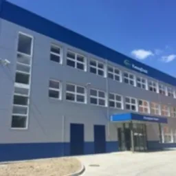 budowa hali z płyt warstwowych na konstrukcji stalowej