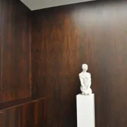 Wnętrze z okładziną drewnianą w odcieniach brązu, z niską szafką i białą rzeźbą na postumencie.