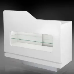 Biała, lakierowana lada sklepowa z przeszkloną witryną i półkami, na szarym tle.