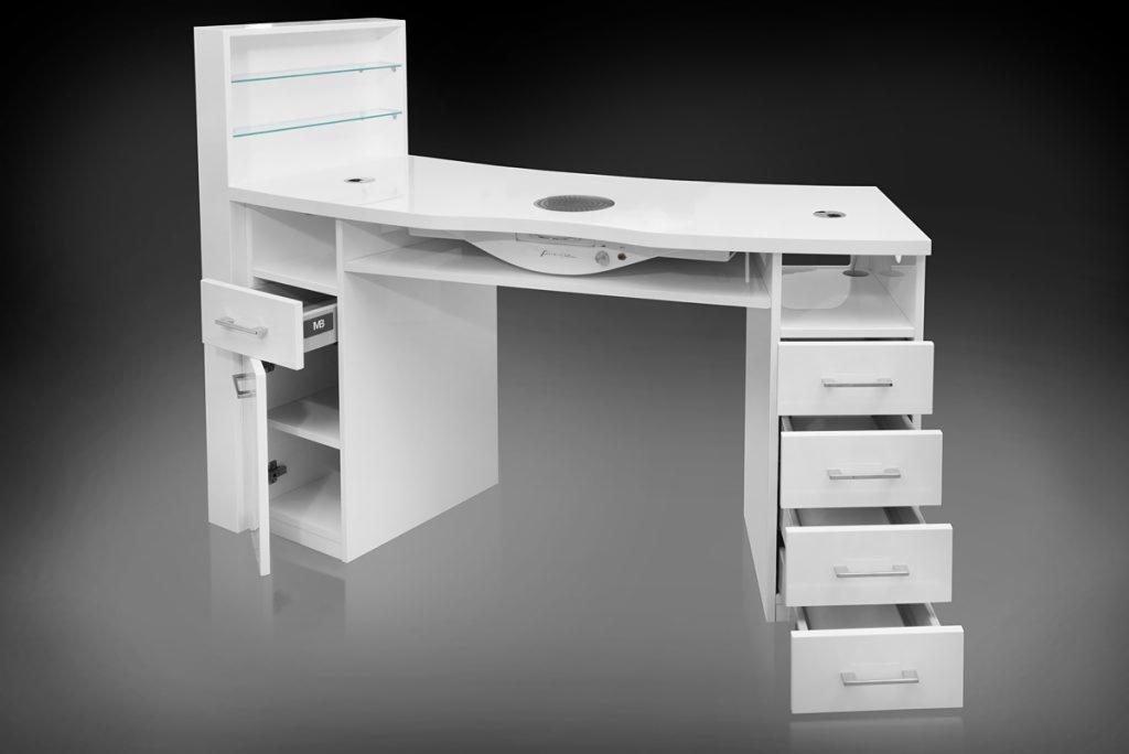 Białe biurko kosmetyczne z szufladami, szafką i półkami, z wbudowanym pochłaniaczem pyłu, oświetlone studyjnie na ciemnym tle.