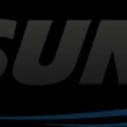 Logo firmy Tsunami z stylizowaną falą w kolorze niebieskim po lewej stronie i nazwą firmy w kolorze szarym na czarnym tle, podkreślone niebieską linią.