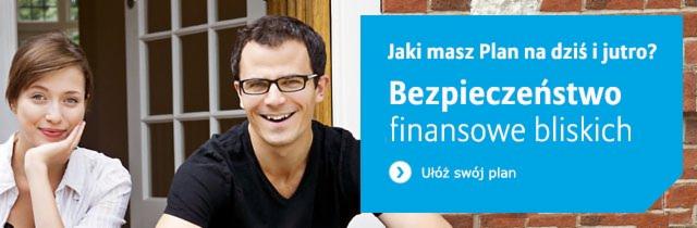 Zdjęcie przedstawia uśmiechniętą parę na tle jasnego wnętrza i ceglanej ściany z hasłem 'Jaki masz plan na dziś i jutro? Bezpieczeństwo finansowe bliskich' oferowane w Białogardzie.