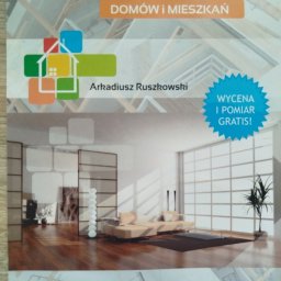 Wizytówka firmy remontowo-wykończeniowej Arkadiusza Ruszkowskiego z aranżacją wnętrza: jasny salon z drewnianą podłogą, beżową sofą i dużym oknem.