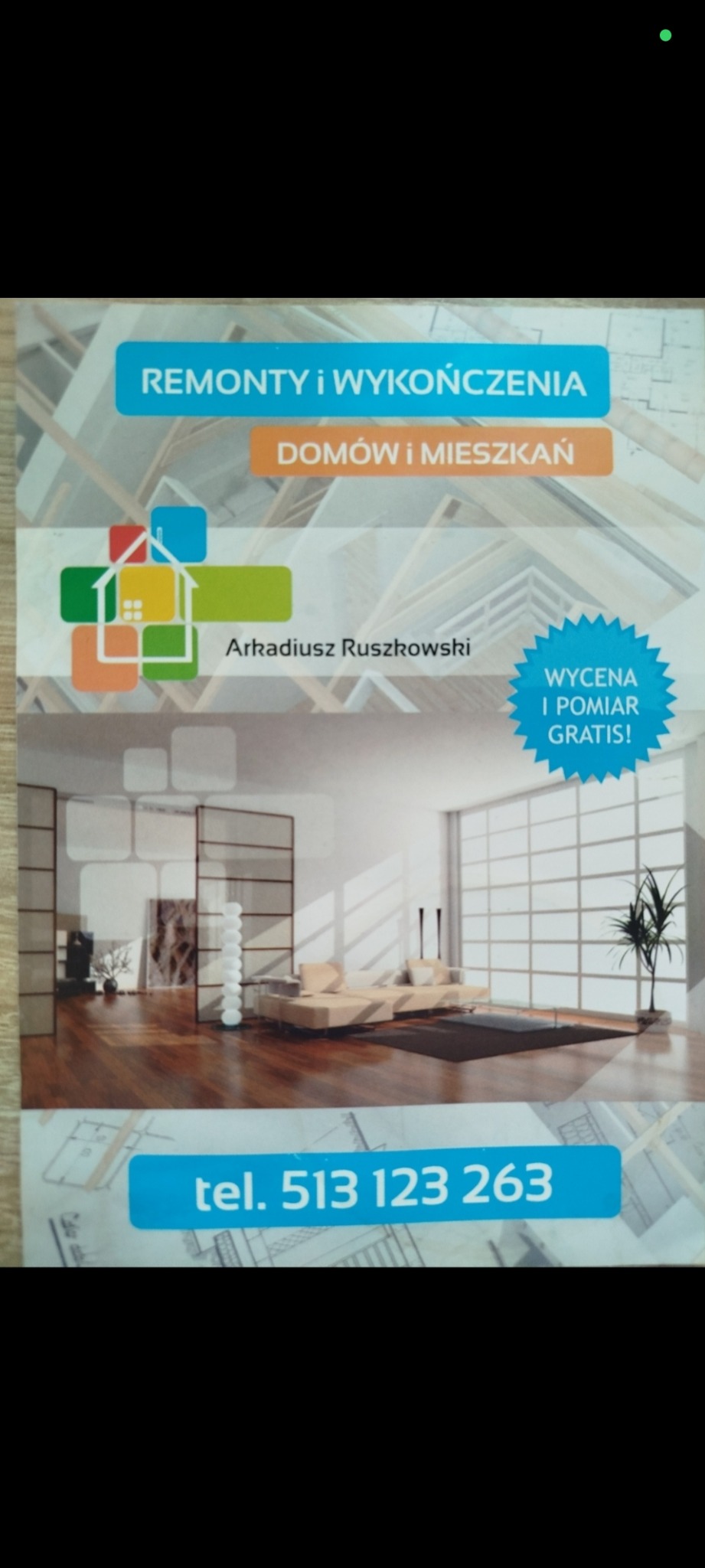 Wizytówka firmy remontowo-wykończeniowej Arkadiusza Ruszkowskiego z aranżacją wnętrza: jasny salon z drewnianą podłogą, beżową sofą i dużym oknem.