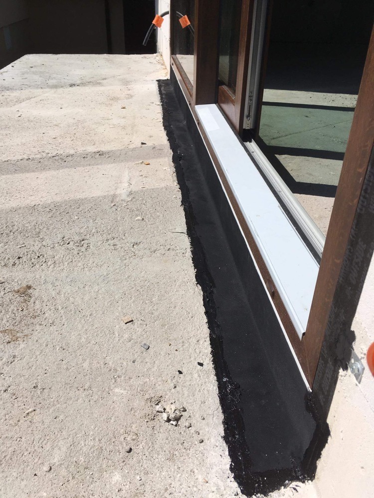 Uszczelnienie progów drzwi sięgających do posadzki EPDM.