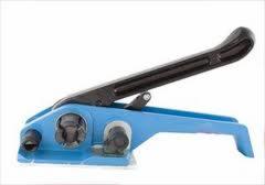 Niebieski napinacz do taśm PP/PET z czarną rączką, widoczne mechanizmy zaciskowe, na białym tle.