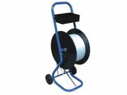 Wózek do taśmowania z czarną rolką taśmy polipropylenowej, niebieska metalowa rama, czarny pojemnik na akcesoria na górze.