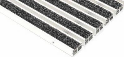 Aluminiowa wycieraczka systemowa z wkładem osuszającym w układzie pasów, widoczna pod kątem na białym tle.