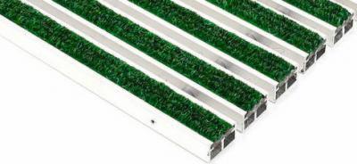 Wycieraczka aluminiowa z wkładem osuszającym w paski, widok z góry pod kątem, z bliska.