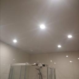 Rob-bud - Biała łazienka z kabiną prysznicową i oświetleniem punktowym w suficie