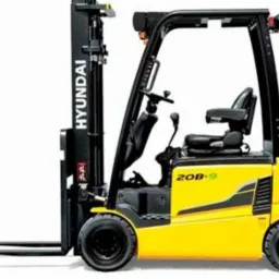 Żółty wózek widłowy Hyundai 20B-9, widok z boku na białym tle, nowy model.