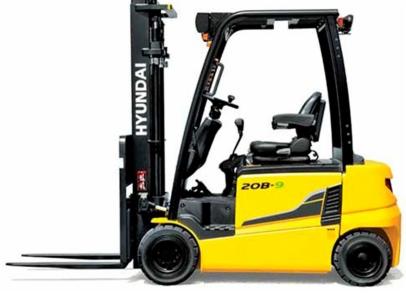 Żółty wózek widłowy Hyundai 20B-9, widok z boku na białym tle, nowy model.