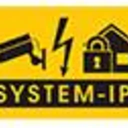 Żółta naklejka informacyjna z symbolem kamery, domu z kłódką i błyskawicy, ostrzegająca o monitoringu IP.