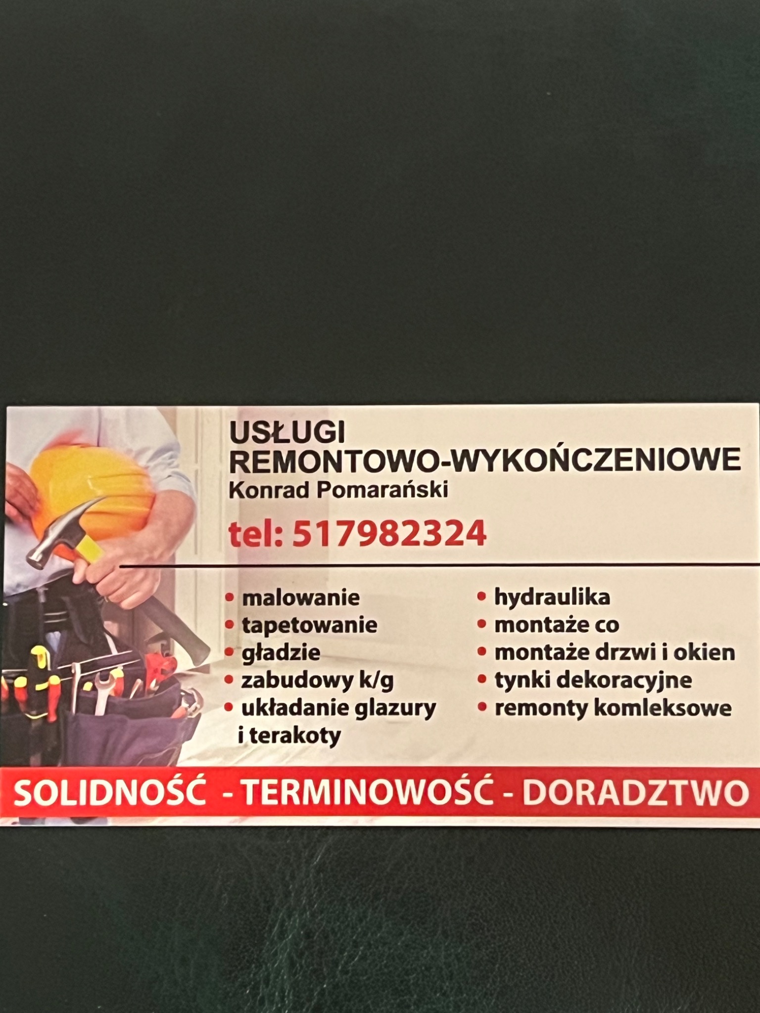 Wizytówka z ofertą usług remontowo-wykończeniowych, zawierająca listę prac takich jak malowanie, tapetowanie, hydraulika, montaż drzwi i okien oraz numer telefonu kontaktowego.