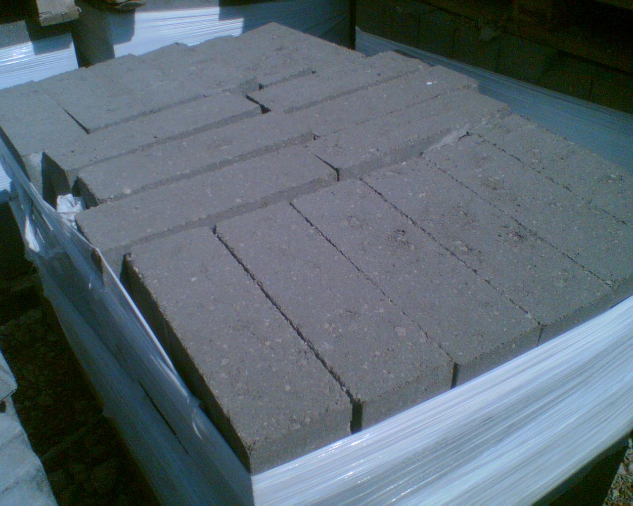 Paleta bloczków betonowych fundamentowych zapakowana w folię stretch, oferowana przez producenta z Hajnówki.