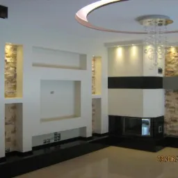 Nowoczesny salon w Tucznie z zabudową kominkową, ściankami działowymi i sufitem z płyt gipsowo-kartonowych oraz dekoracyjnym oświetleniem.