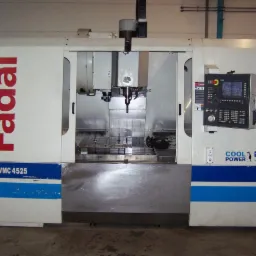 Fadal VMC 4525: Frezarka CNC z otwartą przestrzenią roboczą, widoczne narzędzie tnące i panel sterowania z ekranem.