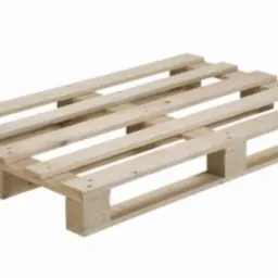 Jasna, drewniana paleta transportowa z widocznymi mocowaniami, ułożona na białym tle. Widok z perspektywy, ukazujący konstrukcję nośną.